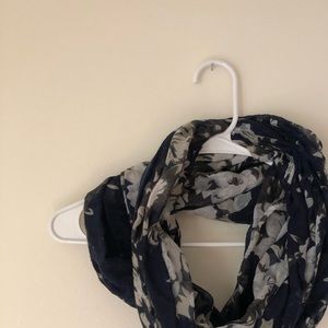 🎄3 for 12🎄Navy blue &white floral infinityscarf